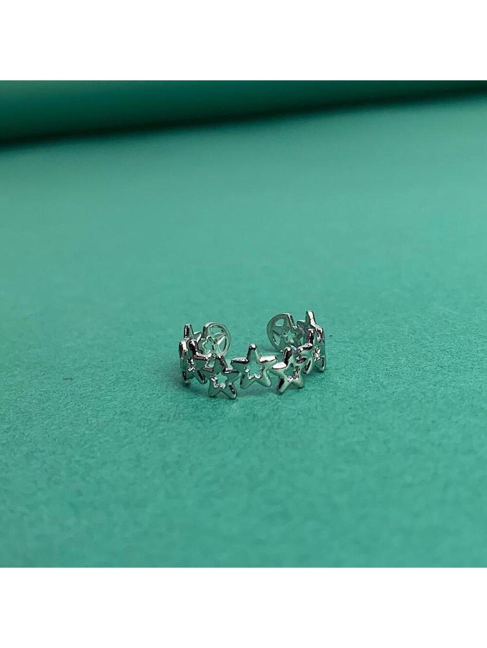 Star y2k cyber style silver ring. Ring is adjustable fits any size. Unisex